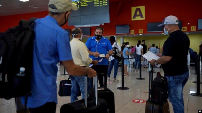 Pasajeros abordando un vuelo en el Aeropuerto Internacional José Martí, de La Habana.