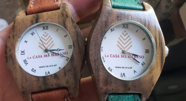 Relojes fabricados en Cuba por la mipyme Tiempo de Luz. 