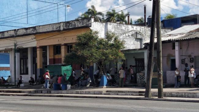 Cubanos haciendo cola en una panadería de Marianao, La Habana.