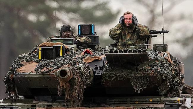 El ministro de Defensa de Alemania (der.) en un tanque del modelo enviado a Ucrania.