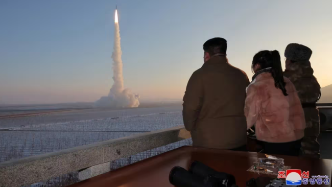 Kim Jong-un y su familia contemplan la prueba de un misil.