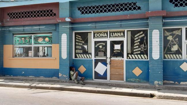 Un cubano ante una cafetería cerrada en La Habana.