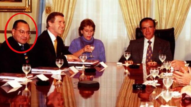 Víctor Manuel Rocha (izq.) en el cargo de embajador de EEUU en Argentina, en una reunión con el entonces presidente Carlos Menem.