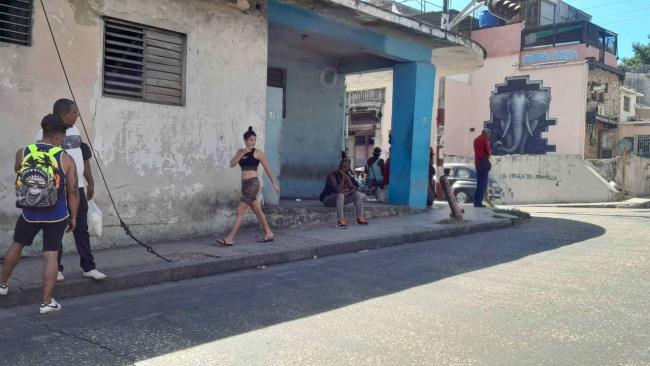 Varios cubanos en una calle de La Habana.