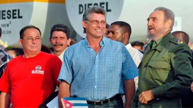 Miguel Díaz-Canel, al centro, y Fidel Castro en 1996.