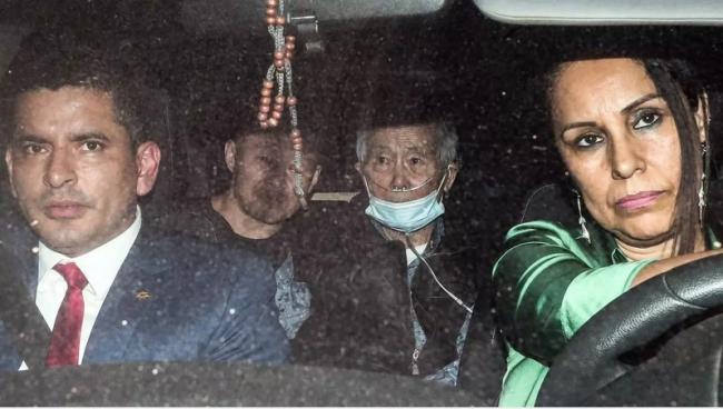Alberto Fujimori tras salir de prisión. 