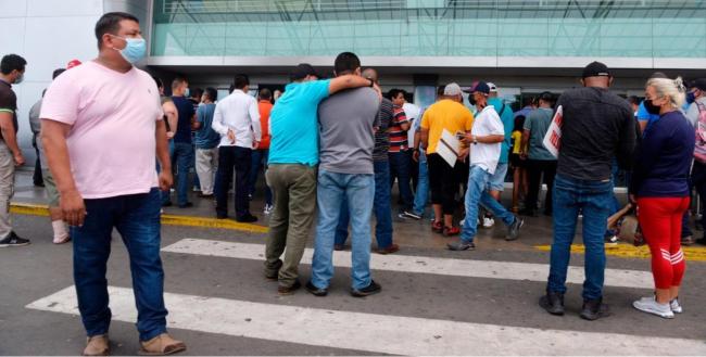 Migrantes cubanos en el aeropuerto de Managua, Nicaragua.