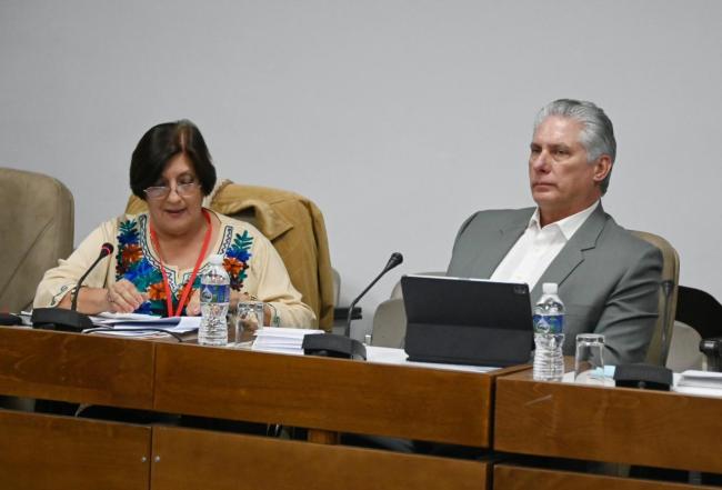 Miguel Díaz-Canel (d) en una comisión de la ANPP.