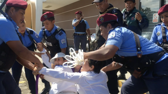 Arresto violento de mujeres opositoras en Nicaragua durante las protestas en 2019.