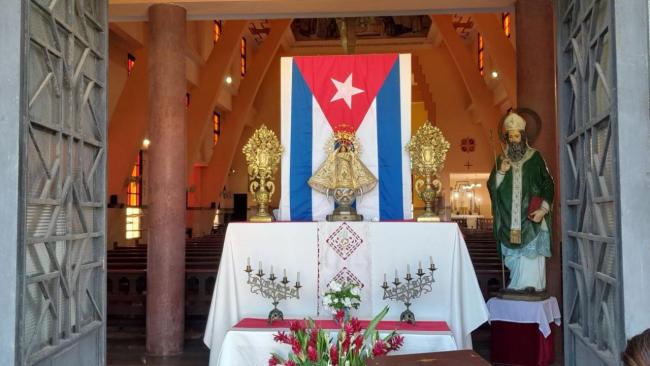 Altar de la Virgen de la Caridad del Cobre en una iglesia cubana.
