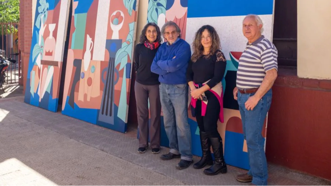 Juan Campos y su esposa, Cecilia Aguilera; Mariana Carreño, y el curador Julio Herrera, junto al nuevo mural.