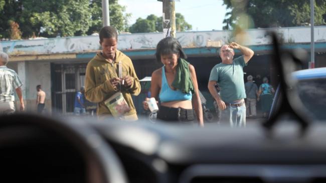 Gente en una calle de La Habana.