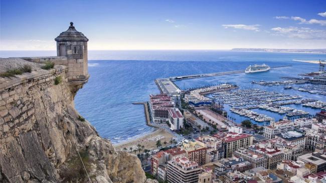 Vista del Mediterráneo desde el Castillo de Santa Bárbara, en Benacantil.