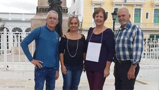 Las intelectuales cubanas Jenny Pantoja y Alina Bárbara López junto a dos amigos.