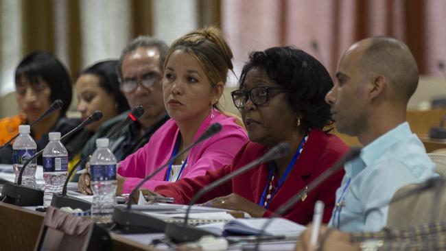 Diputados cubanos en comisiones previas a la sesión de la Asamblea Nacional.