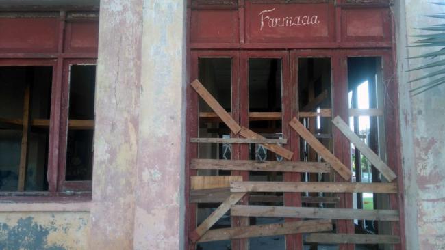 Una farmacia clausurada en La Habana.