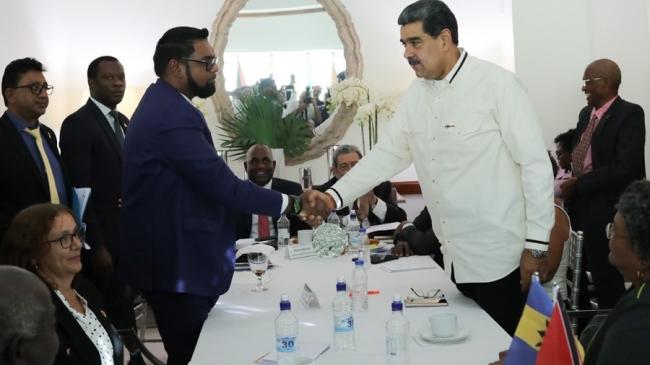 Irfaan Ali y Nicolás Maduro durante su encuentro en San Vicente y las Granadinas.