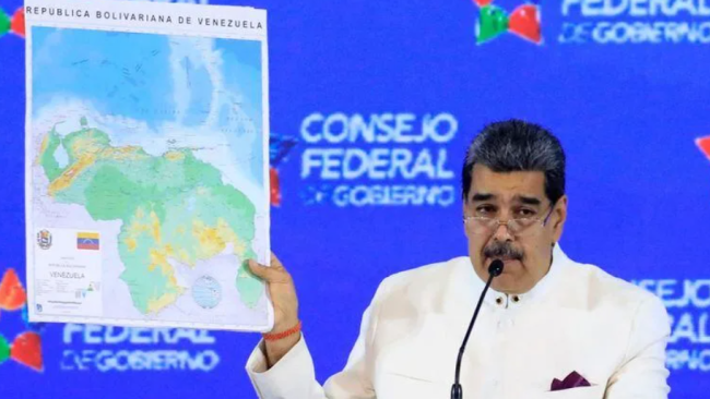 Nicolás Maduro muestra cómo quedaría el mapa de Venezuela tras incorporar el Esequibo.