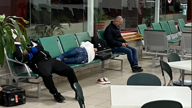 Turistas rusos varados en el Aeropuerto Internacional Juan Gualberto Gómez, de Varadero, el lunes en la noche.