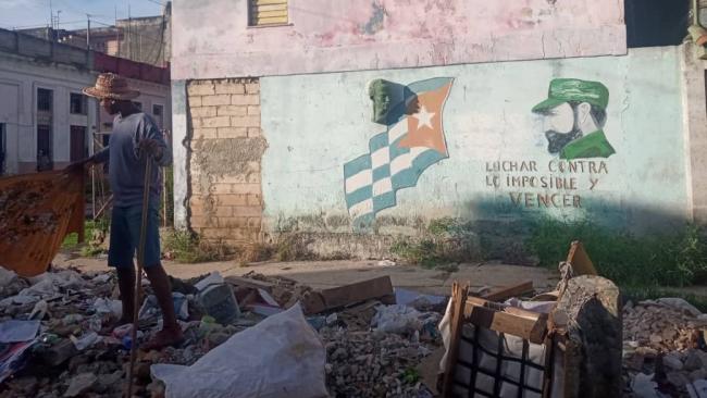 Un hombre rebusca en un basurero de La Habana.