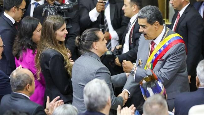 Nicolás Maduro saluda a Alex Saab, después de su nombramiento.