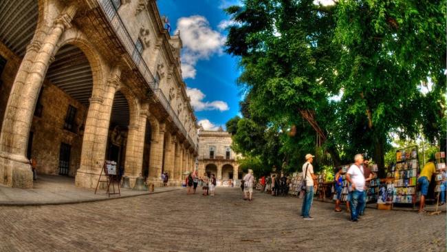 Plaza de Armas de La Habana. A la izquierda, el Palacio de los Capitanes Generales, hoy Museo de la Ciudad.