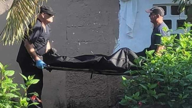 Traslado del cadáver de una cubana asesinada en La Habana.