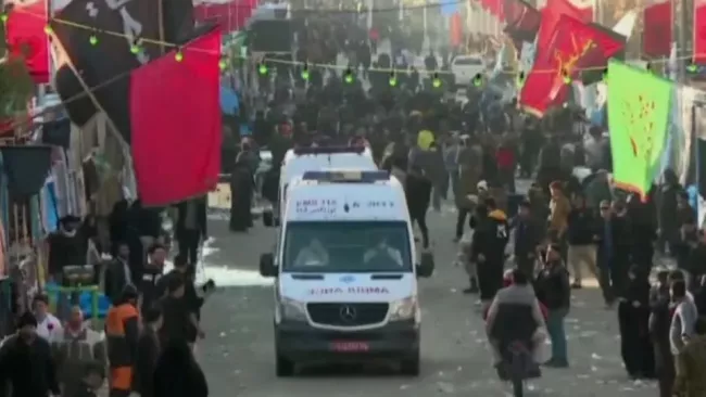 Ambulancias abandonan el lugar del atentado en la ciudad iraní de Kerman.