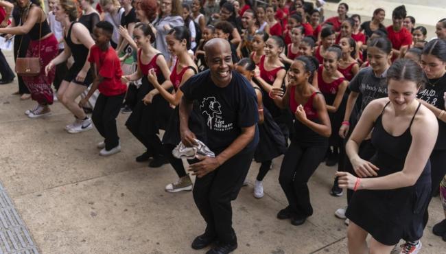 Bailarines actuando en una calle de La Habana durante el festival Beyond Borders Ballet.