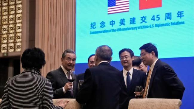 Un grupo de diplomáticos chinos durante la celebración del 45 aniversario del inicio de las relaciones diplomáticas entre el país asiático y EEUU.
