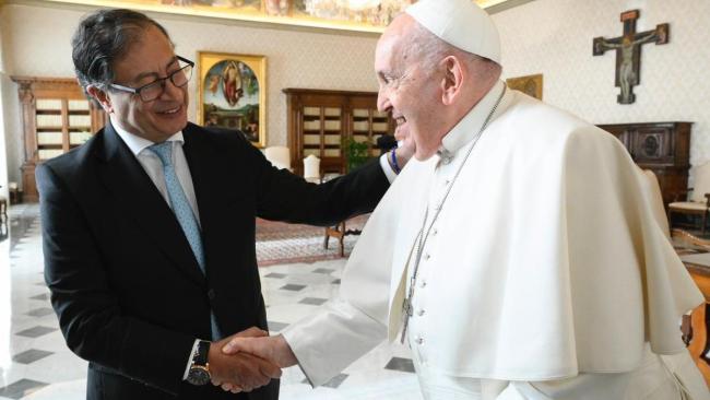 Gustavo Petro y el papa Francisco, en su encuentro en el Vaticano.