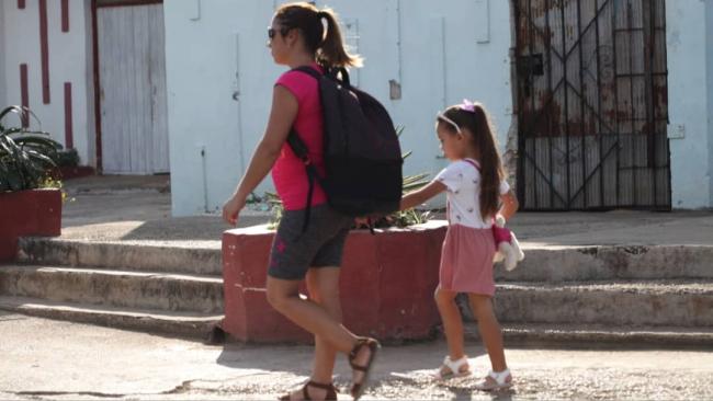 Una mujer con su hija en Cuba.