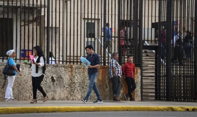 Cubanos saliendo de la Embajada de EEUU en La Habana.