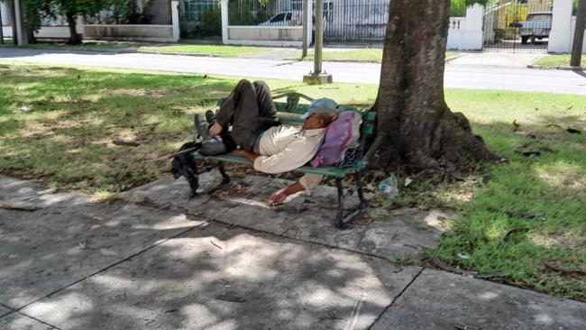 Un cubano durmiendo en un parque.