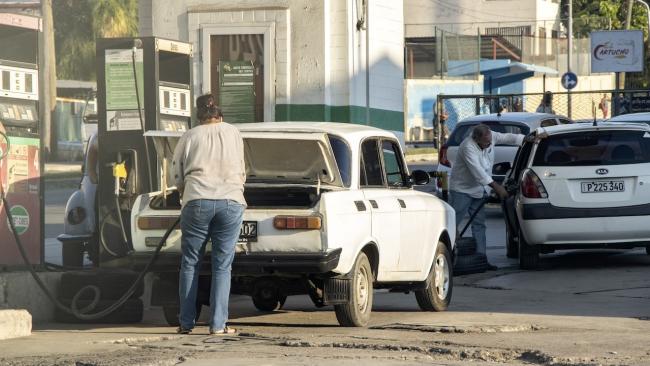 Conductores echando gasolina en un servicentro de La Habana.