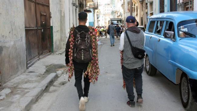 Dos vendedores en una calle de La Habana.