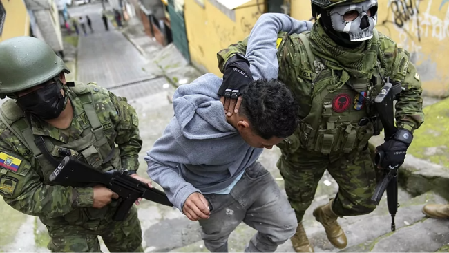 Soldados detienen a un hombre en Ecuador.