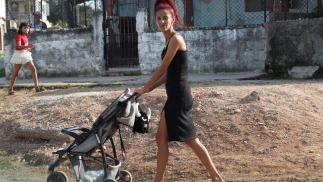 Una mujer y una niña en Cuba.