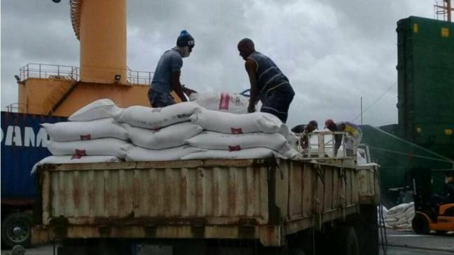 Descarga de harina de trigo en un puerto cubano.