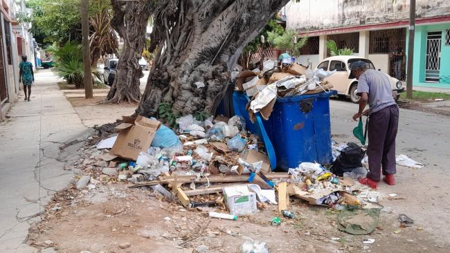 Un cubano buscando en la basura en La Habana.