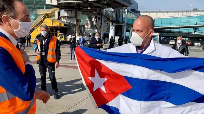Médicos cubanos a su llegada a Turín, Italia, en abril de 2020.