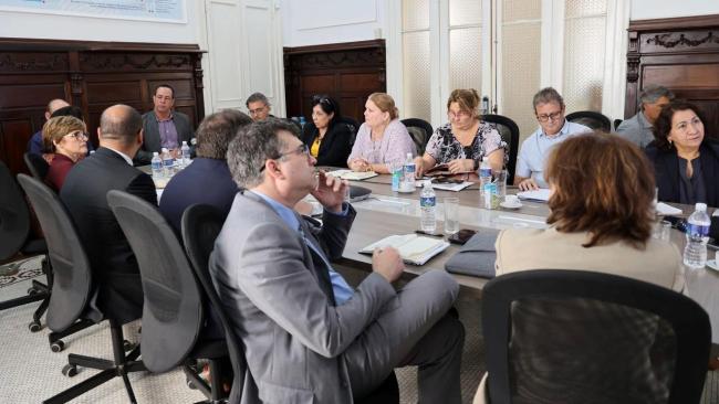 Reunión del ministro cubano de Salud, José Ángel Portal (al fondo) con una delegación de la OPS.