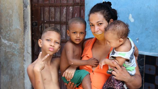 Una madre y sus hijos en La Habana.