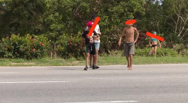 Niños cubanos pidiendo dinero en una autopista de La Habana.