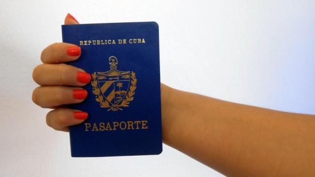 Un pasaporte cubano.