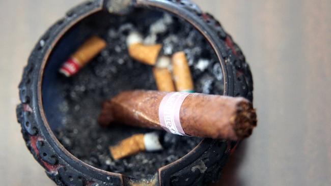 Tabaco y cigarros en un cenicero.