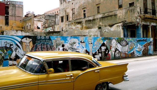 Un automóvil transitando por una calle de La Habana.