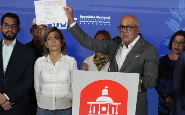 El presidente de la Asamblea Nacional venezolana, Jorge Rodríguez, denuncia públicamente a María Corina Machado.