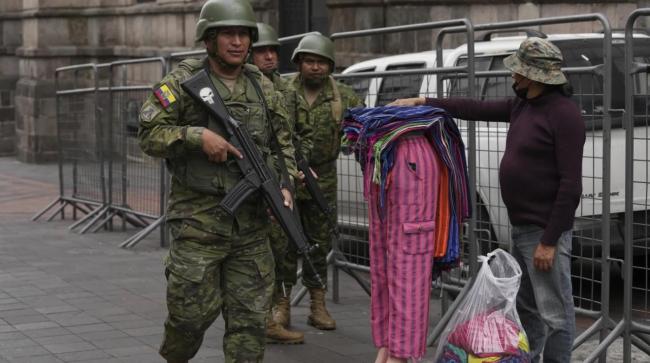 Soldados del Ejército ecuatoriano desplegados en Quito.