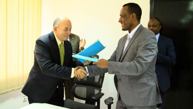 Rúbrica de un acuerdo entre autoridades azucareras de Cuba y Etiopía.